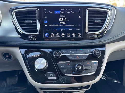 Used 2017 Chrysler Pacifica Platinum image 21