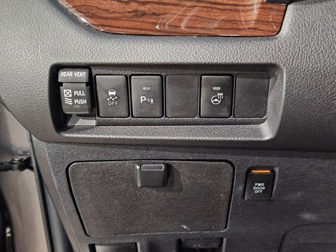 Used 2018 Toyota Sienna Limited image 27