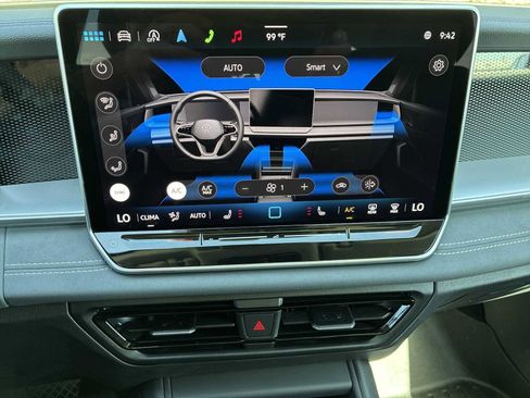 Used 2025 Volkswagen Tiguan SE AWD/4WD image 17