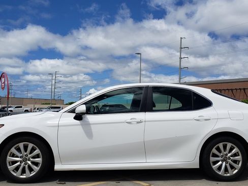 Used 2018 Toyota Camry LE FWD image 2