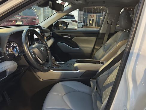 Certified 2022 Toyota Highlander XLE image 8