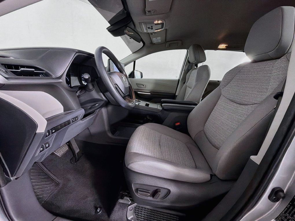 Used 2022 Toyota Sienna LE FWD image 12