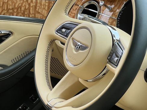 Used 2022 Bentley Flying Spur V8 image 27