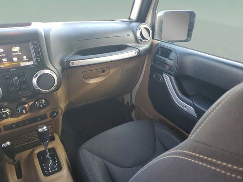 Used 2016 Jeep Wrangler Unlimited Sahara w/ Connectivity Group AWD/4WD image 12