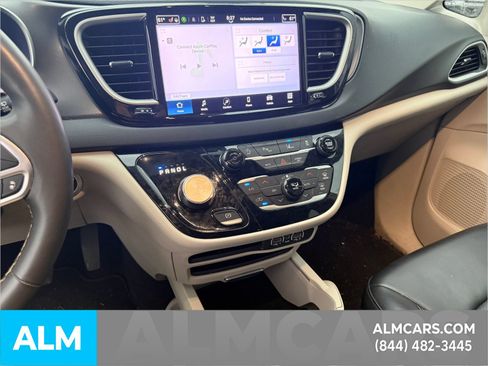 Used 2023 Chrysler Pacifica Touring-L FWD image 15