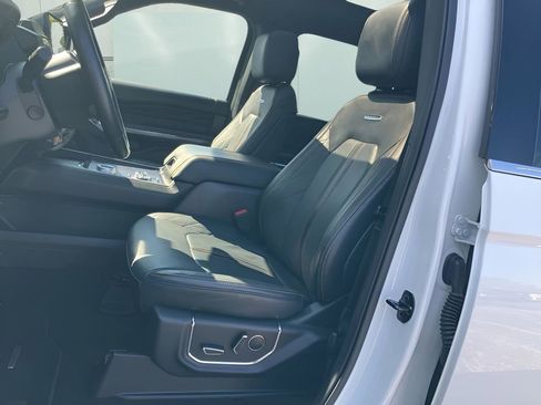 Used 2023 Ford Expedition Platinum image 11