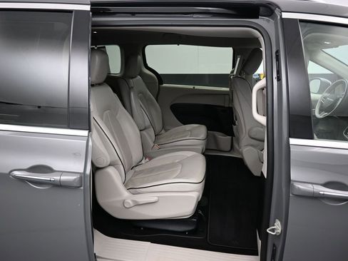 Used 2020 Chrysler Pacifica Limited w/ Advanced Safetytec Group FWD image 51