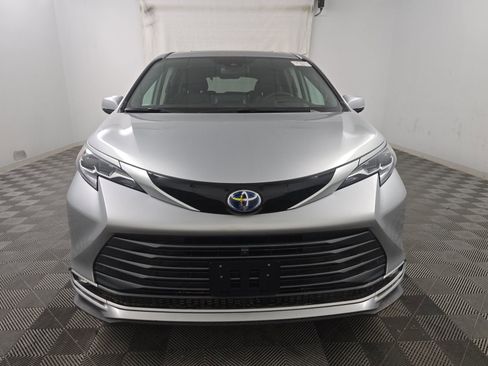 Used 2024 Toyota Sienna Platinum image 2