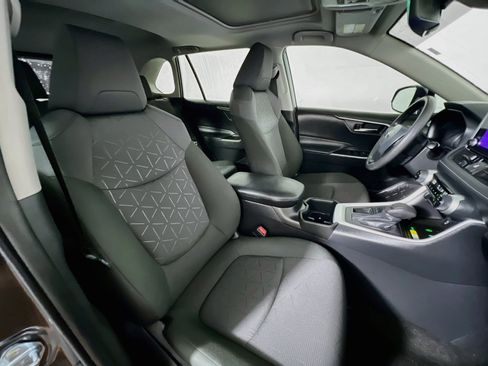 Used 2025 Toyota RAV4 XLE w/ Convenience Package FWD image 31