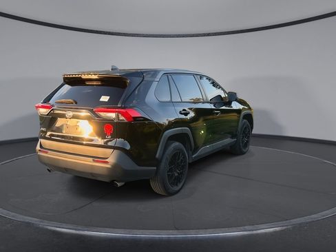 Used 2022 Toyota RAV4 LE FWD image 8