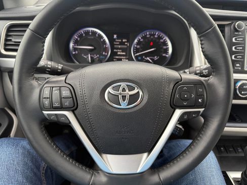 Used 2019 Toyota Highlander AWD V6 image 16