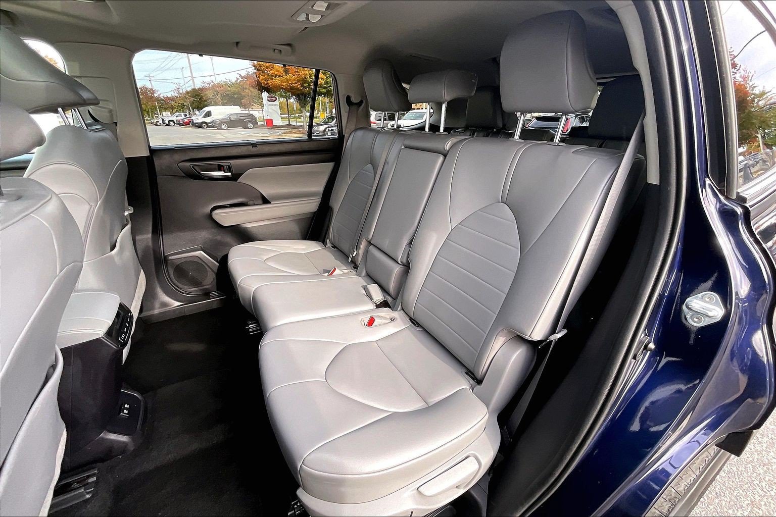 Used 2021 Toyota Highlander XLE AWD/4WD image 31