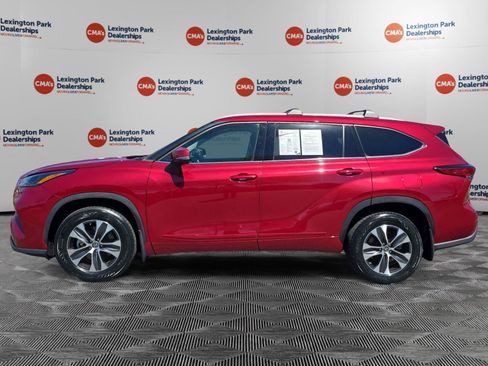 Used 2022 Toyota Highlander XLE image 4