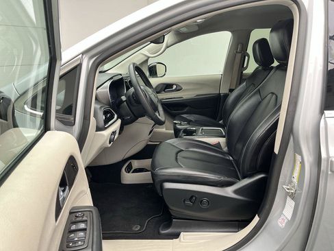 Used 2024 Chrysler Pacifica Touring-L FWD image 3