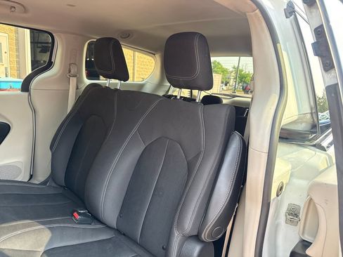 Used 2020 Chrysler Voyager L FWD image 22