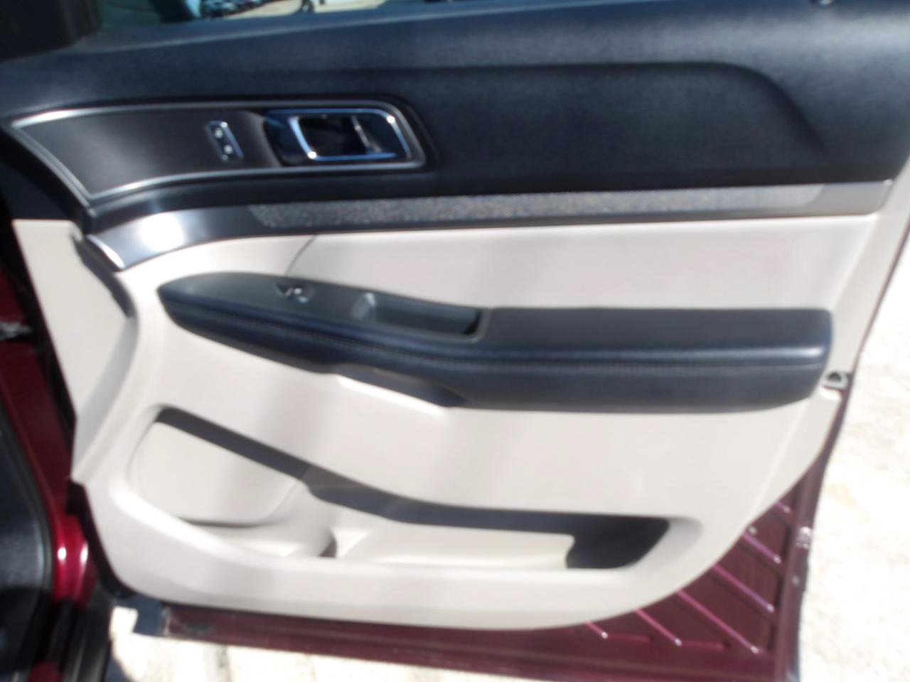 Used 2018 Ford Explorer XLT FWD image 9