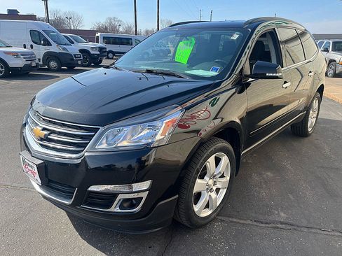 Used 2017 Chevrolet Traverse LT w/ Style and Technology Package image 4