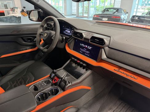 Used 2025 Lamborghini Urus SE AWD/4WD image 19
