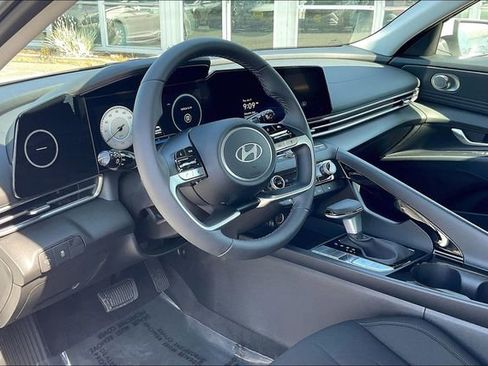 New 2025 Hyundai Elantra SEL image 6
