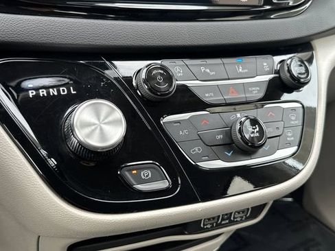 Certified 2024 Chrysler Pacifica Touring-L FWD image 22