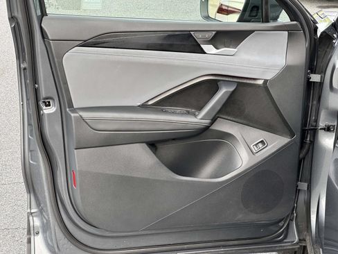 Certified 2025 Volkswagen Tiguan SE AWD/4WD image 18