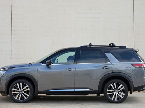 Used 2025 Nissan Pathfinder Platinum AWD/4WD image 9