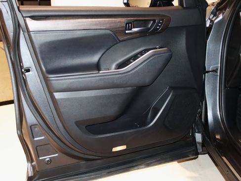 Used 2021 Toyota Highlander Limited image 34