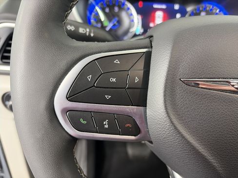 Used 2024 Chrysler Pacifica Touring-L image 29