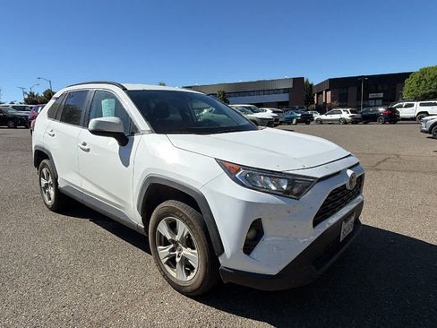 Used 2020 Toyota RAV4 XLE AWD/4WD image 3