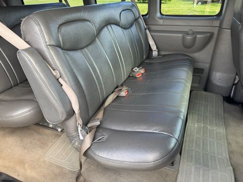 Used 2005 Chevrolet Express 3500 Passenger w/ LS Preferred Equipment Group RWD image 24