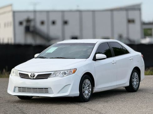 Used 2014 Toyota Camry L image 6