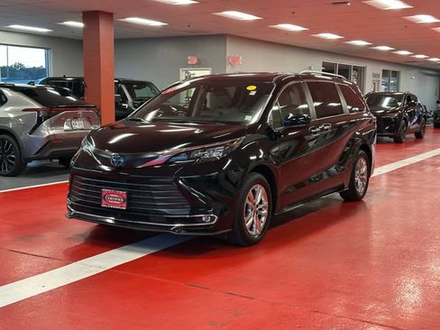 Certified 2024 Toyota Sienna XLE w/ XLE Plus Package AWD/4WD image 7