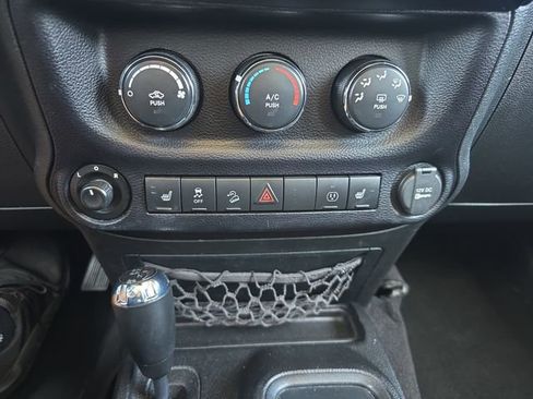 Used 2015 Jeep Wrangler Unlimited Sahara image 22