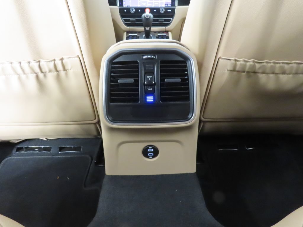 Certified 2026 Porsche Macan AWD/4WD image 32