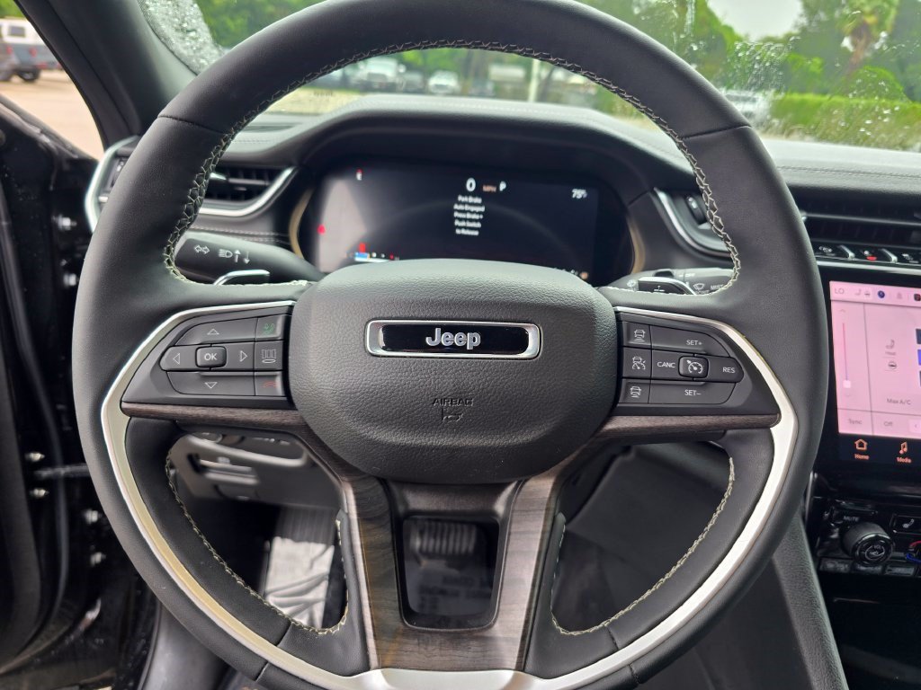 Used 2025 Jeep Grand Cherokee Limited AWD/4WD image 17