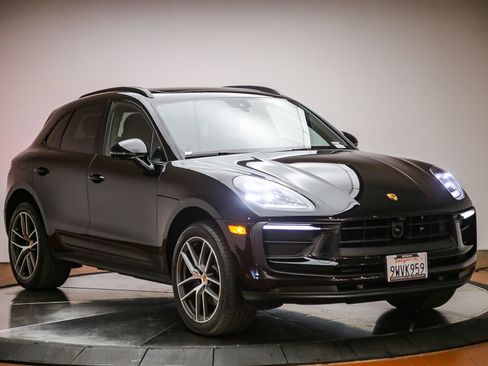 Certified 2026 Porsche Macan AWD/4WD image 9