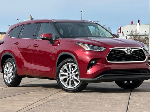 Used 2023 Toyota Highlander Limited image 2