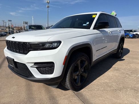 Used 2023 Jeep Grand Cherokee Altitude image 3