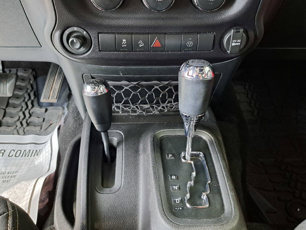 Used 2016 Jeep Wrangler Sahara w/ Connectivity Group AWD/4WD image 15
