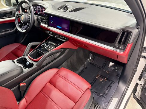 Certified 2024 Porsche Cayenne AWD/4WD image 15