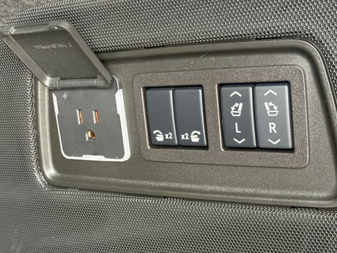 Used 2025 Cadillac Escalade V AWD/4WD image 10