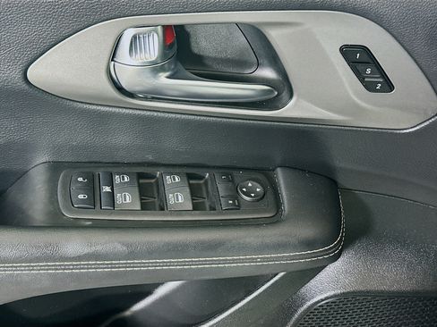 Used 2025 Chrysler Pacifica Select FWD image 14