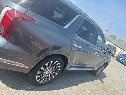 Used 2023 Hyundai Palisade Calligraphy image 2