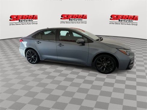 Used 2023 Toyota Corolla SE image 3