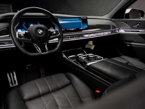 Used 2024 BMW 760i xDrive w/ Executive Package AWD/4WD image 2