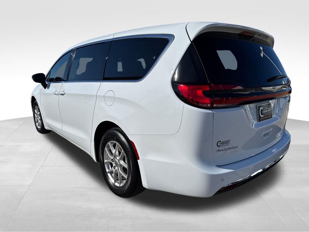Used 2024 Chrysler Pacifica Touring-L FWD image 3