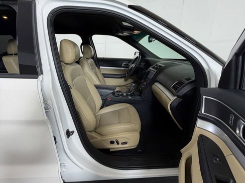 Used 2016 Ford Explorer XLT w/ Equipment Group 202A image 5