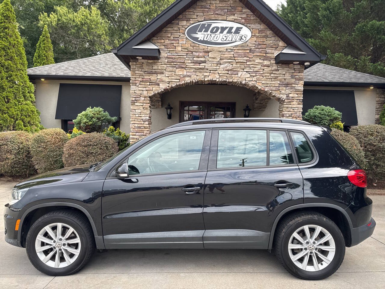 Used 2017 Volkswagen Tiguan S FWD image 1