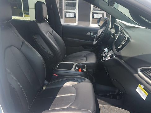 New 2026 Chrysler Voyager LX image 4