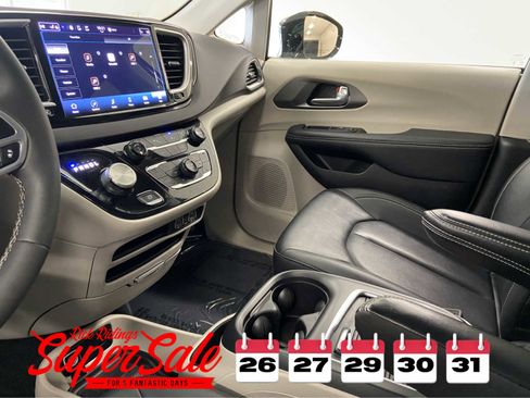 Used 2024 Chrysler Pacifica Touring-L image 36